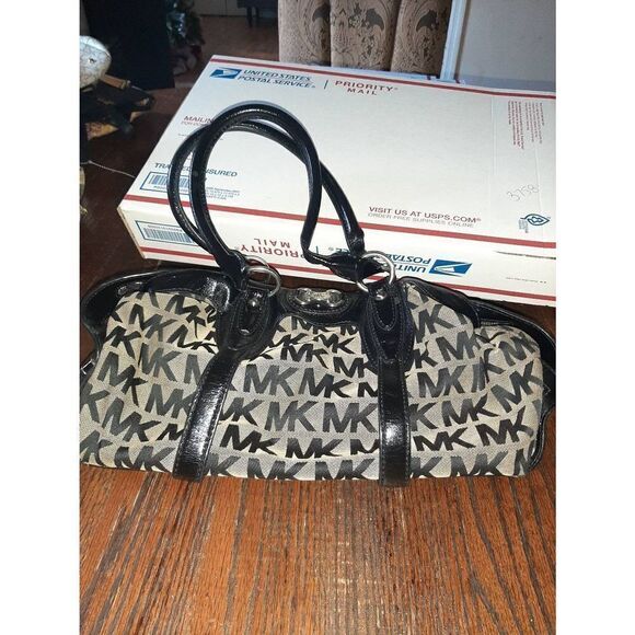 Michael Kors Black Tan Signature Logo Bag Purse Handbag  Medium Size Top Handle - Picture 1 of 11